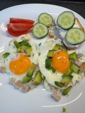 Как завтрак влияет на вес: идеальный рецепт яичницы с авокадо и ветчиной