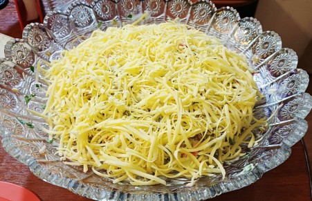 Салат "Выручайка": простой и вкусный рецепт для дружеской встречи