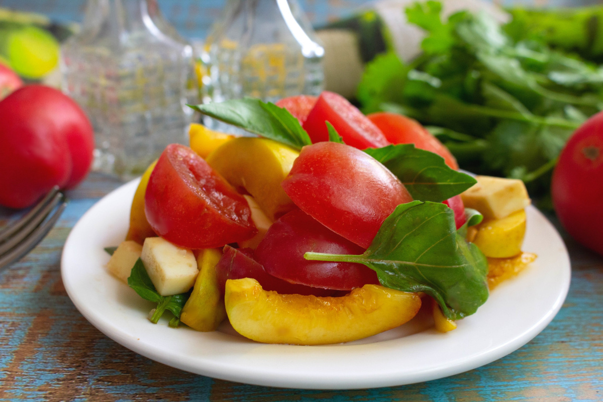 Летний салат с помидорами и нектаринами: легкость и свежесть на столе