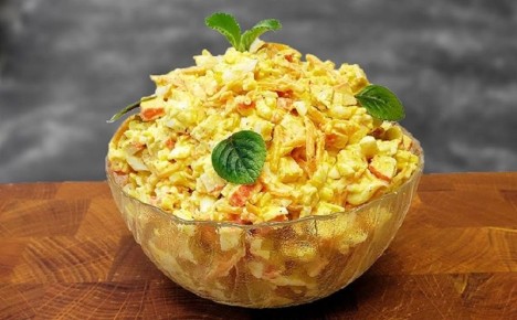 Салат с крабовыми палочками и пикантной горчичной заправкой: новый взгляд на классическую закуску