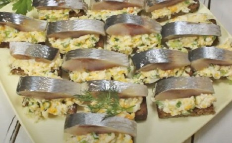 Простые закуски из селедки: два варианта для любого стола