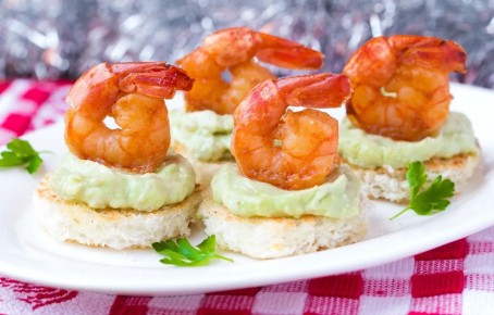 Изысканные канапе с авокадо и креветками для вашего новогоднего стола