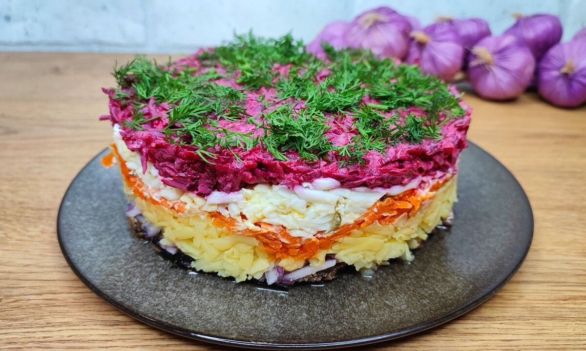 Непревзойденный рижский салат: как удивить гостей восхитительной подачей