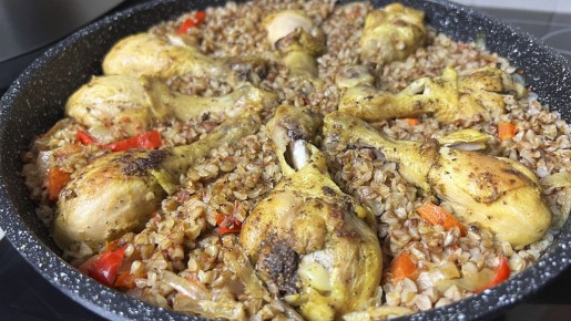 Курица с гречкой и овощами: идеальный ужин в одной сковороде