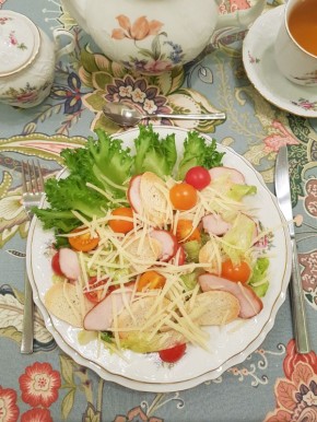 Свежая интерпретация классики: салат цезарь с помидорами черри и копчёной курицей