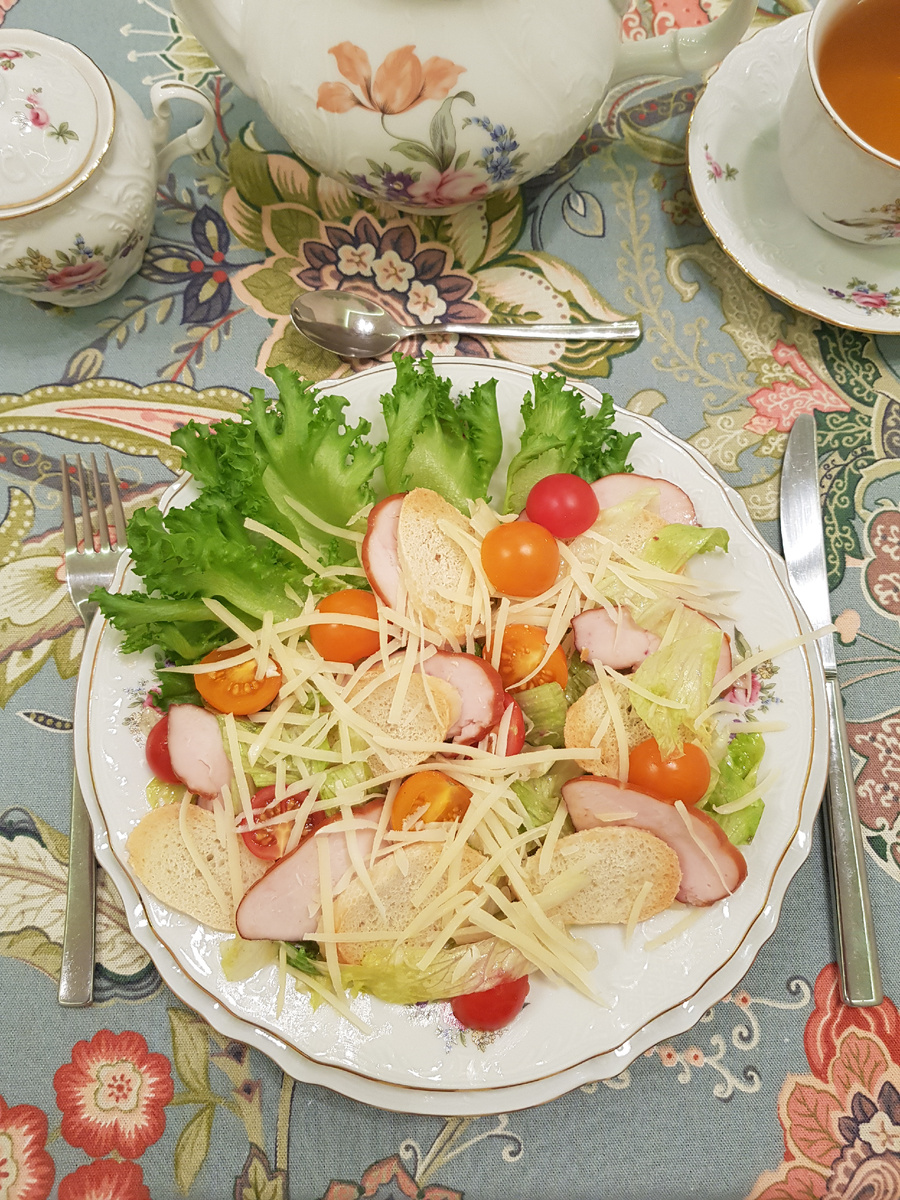 Свежая интерпретация классики: салат цезарь с помидорами черри и копчёной курицей