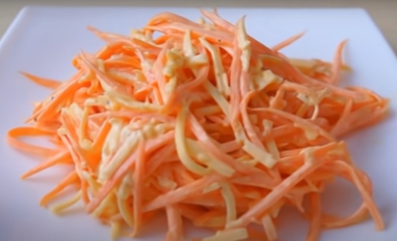 Салат из моркови с сыром и чесноком: секрет универсального блюда