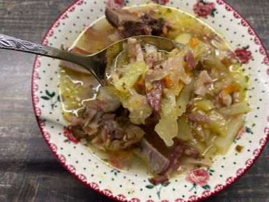 Суп из квашеной капусты с ветчиной и беконом