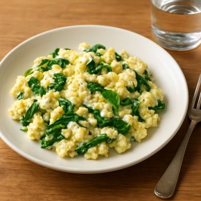 Секреты быстрого завтрака для диабетиков: скрэмбл с творогом и шпинатом