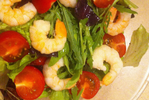 Легкий и вкусный салат с креветками для яркого ужина