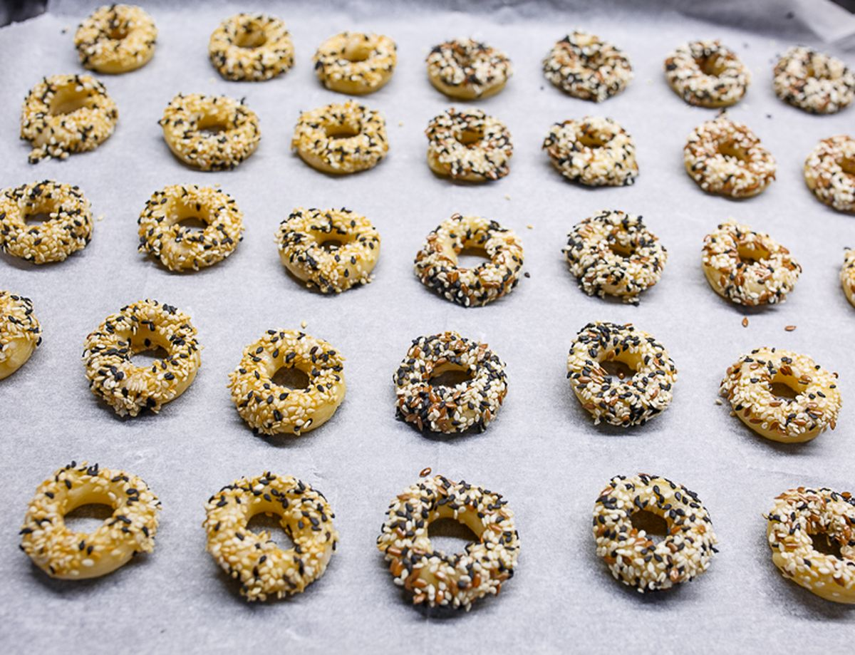 Кунжутные колечки: идеальный перекус к любому блюду