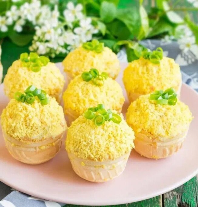 Вкусный салат из тунца в хрустящих тарталетках