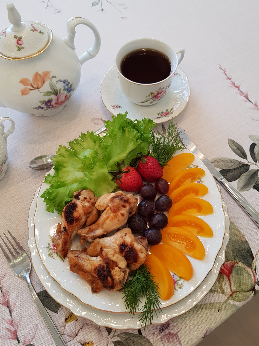 Легкие куриные крылья в томатном соусе для праздника