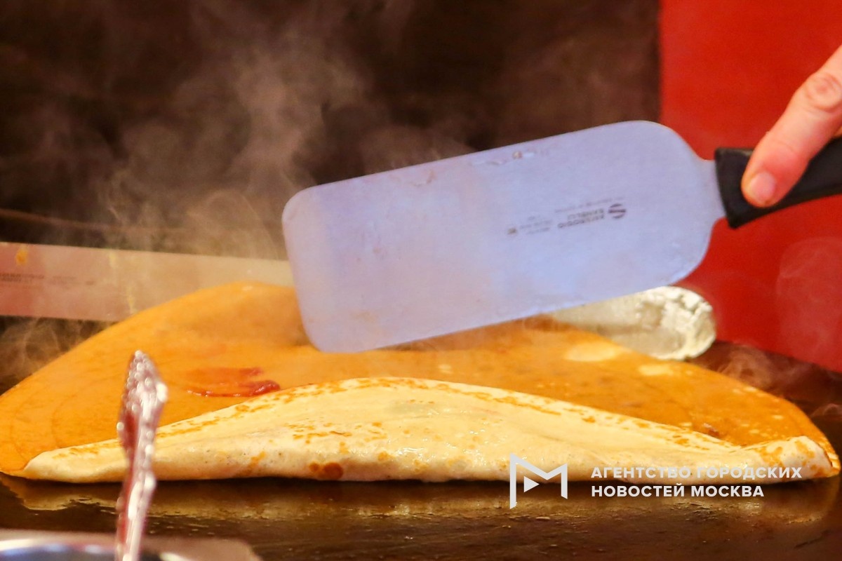 Масленица в Москве: блинопеки могут заработать до 11 тысяч рублей за смену