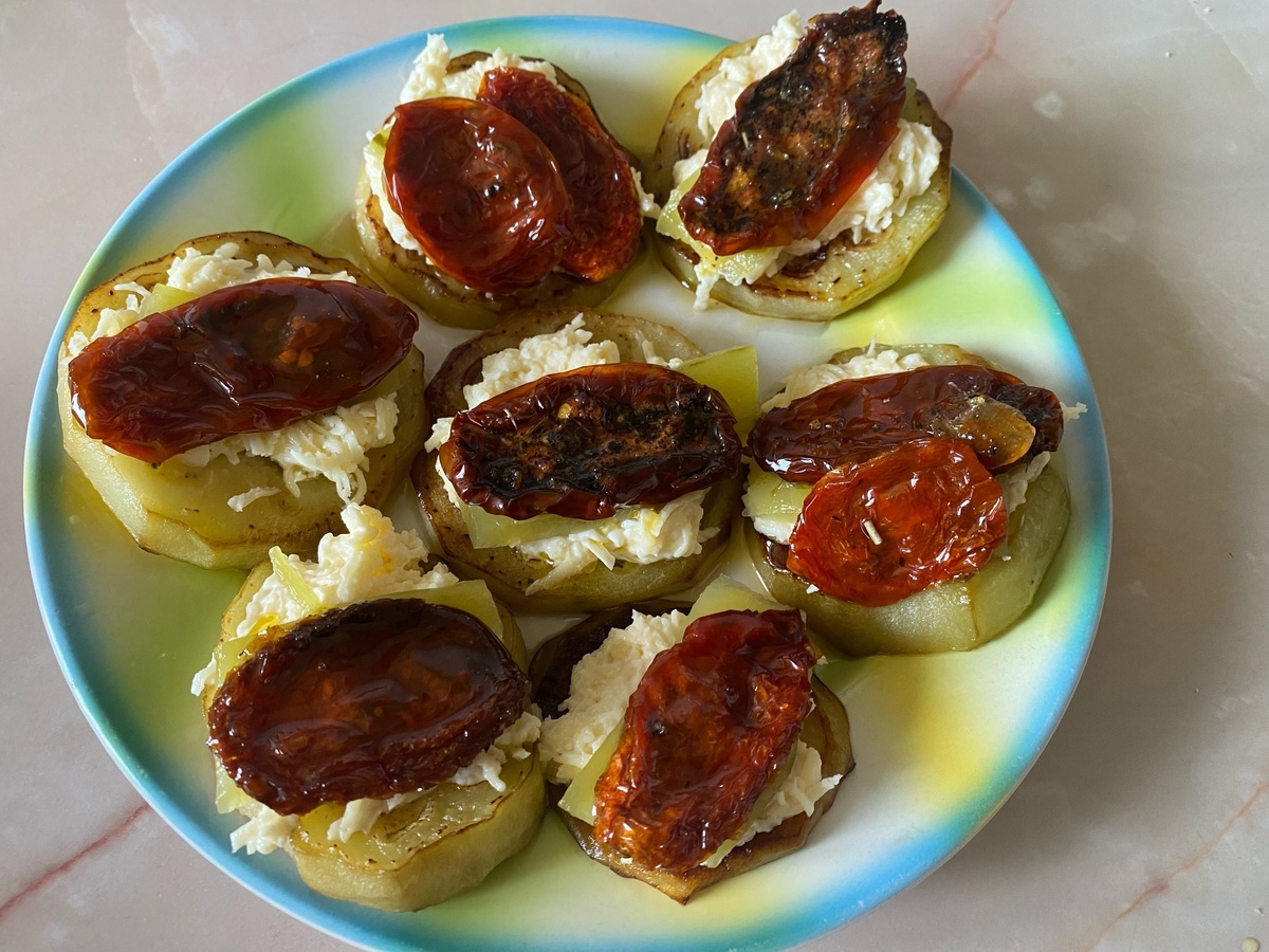 Изумительное лакомство: баклажаны с вялеными томатами и сыром