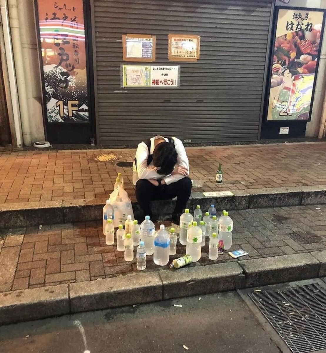 Традиции заботы: японская практика помощи пьяным на улице