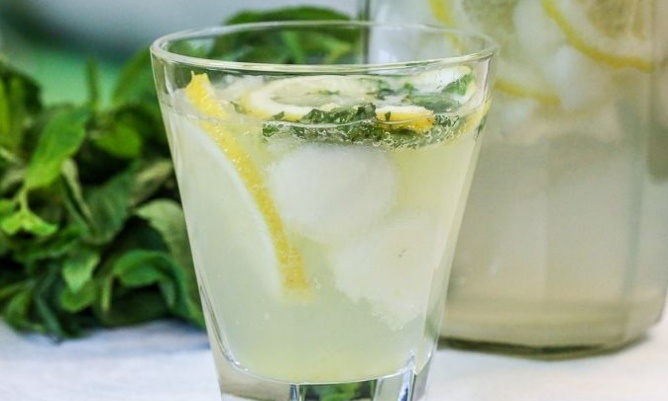 Освежающий лимонад с дыней и мятой для летних дней