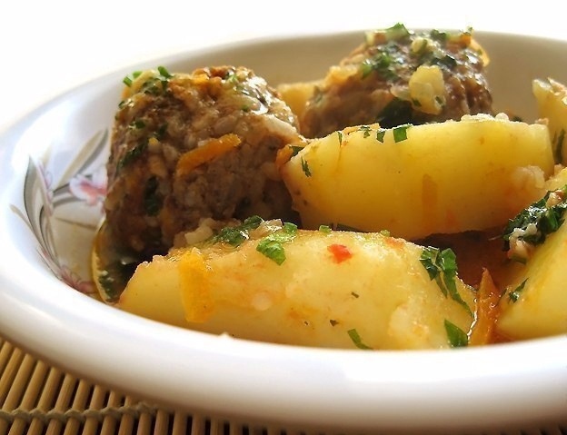 Необычные тефтели с картошкой: уютная классика на вашей кухне