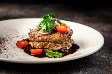 Вкусный бифштекс с сырной корочкой