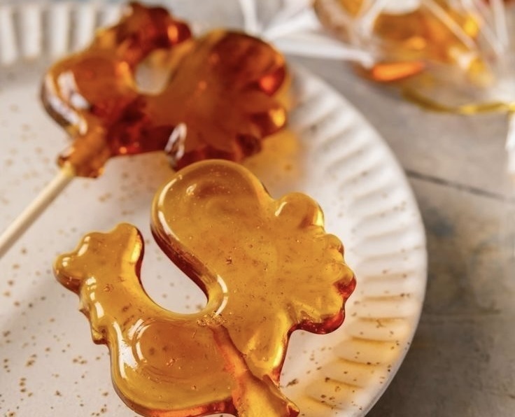 Фруктовые леденцы на палочке: Как уличные мастера создавали зимние деликатесы