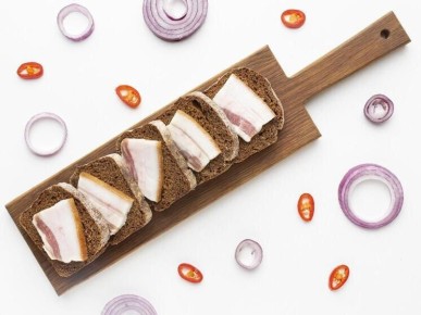 Роспотребнадзор напоминает о нормах потребления сала и его привычках хранения