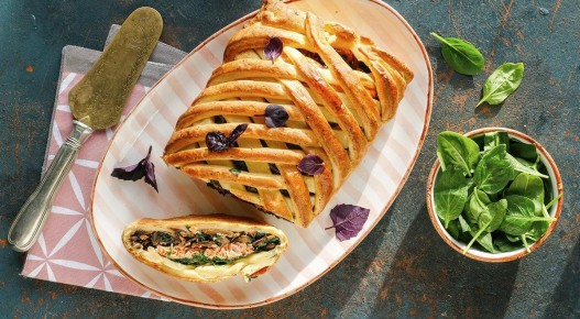 Кулинарный шедевр: коса с лососем на нежном тесте