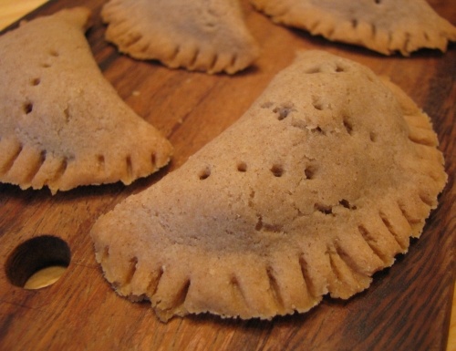 Необычный вкус: ржаные пирожки с солеными грибами