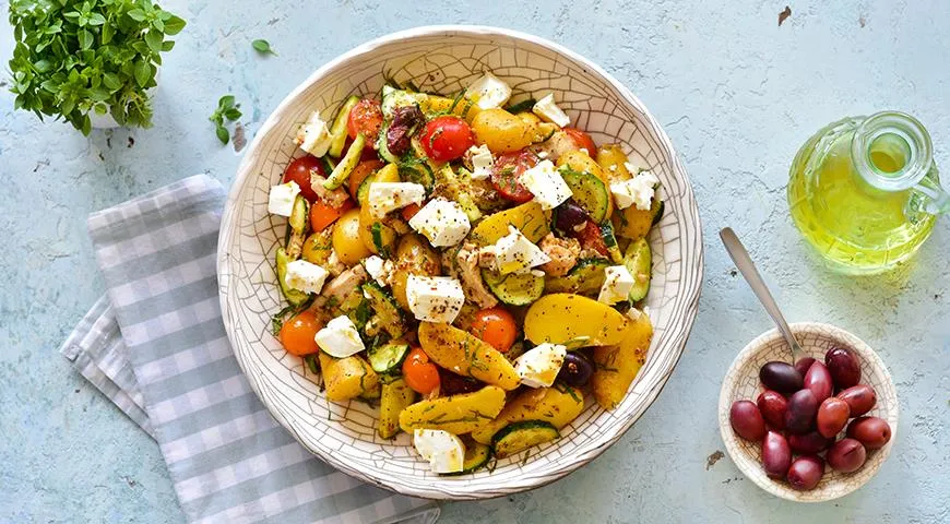 Вкусный греческий салат с молодым картофелем и курицей