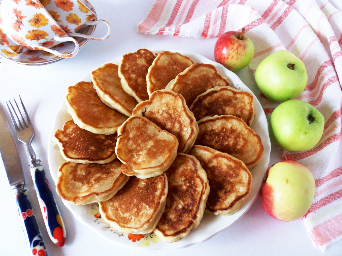 Нежные яблочные оладьи на сметане: идеальный старт вашего утра