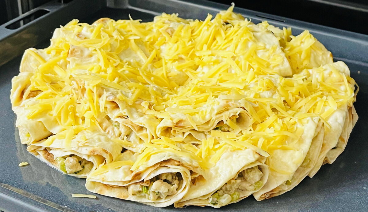 Как быстро и вкусно накормить семью: отрывной пирог из лаваша