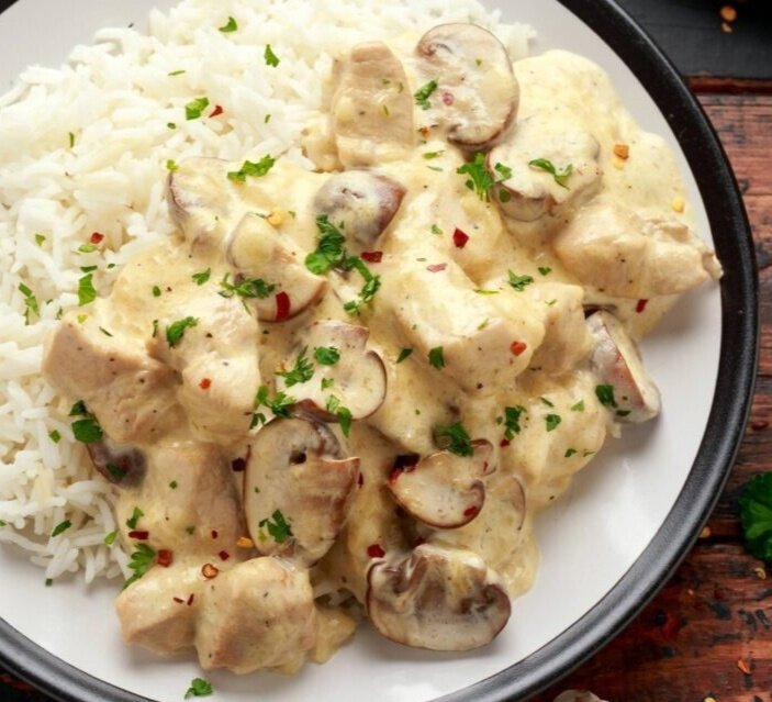 Вкусные куриные грудки с грибами в сливочном соусе