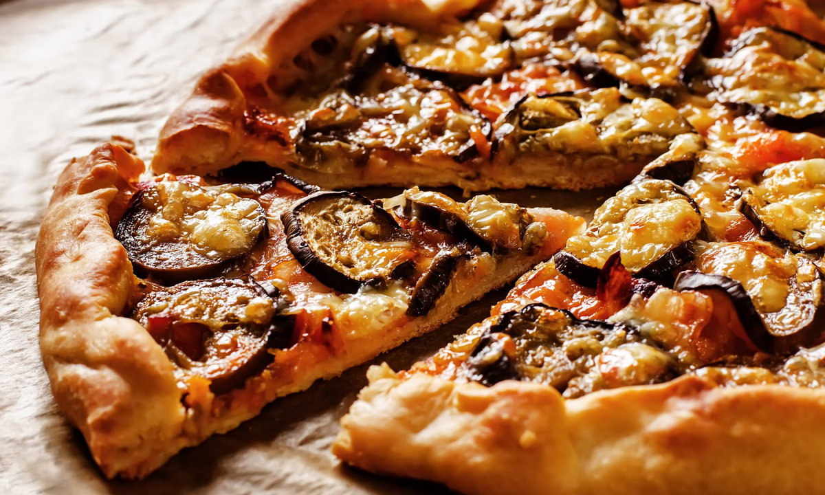 Пицца с баклажанами и сыром