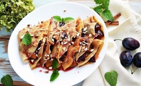 Почувствуйте вкус лета: блины с корицей и сливами из собственного сада