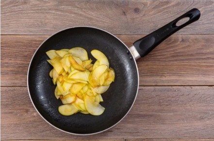 Нежные блинчики с индейкой и камамбером, поданные с яблоками