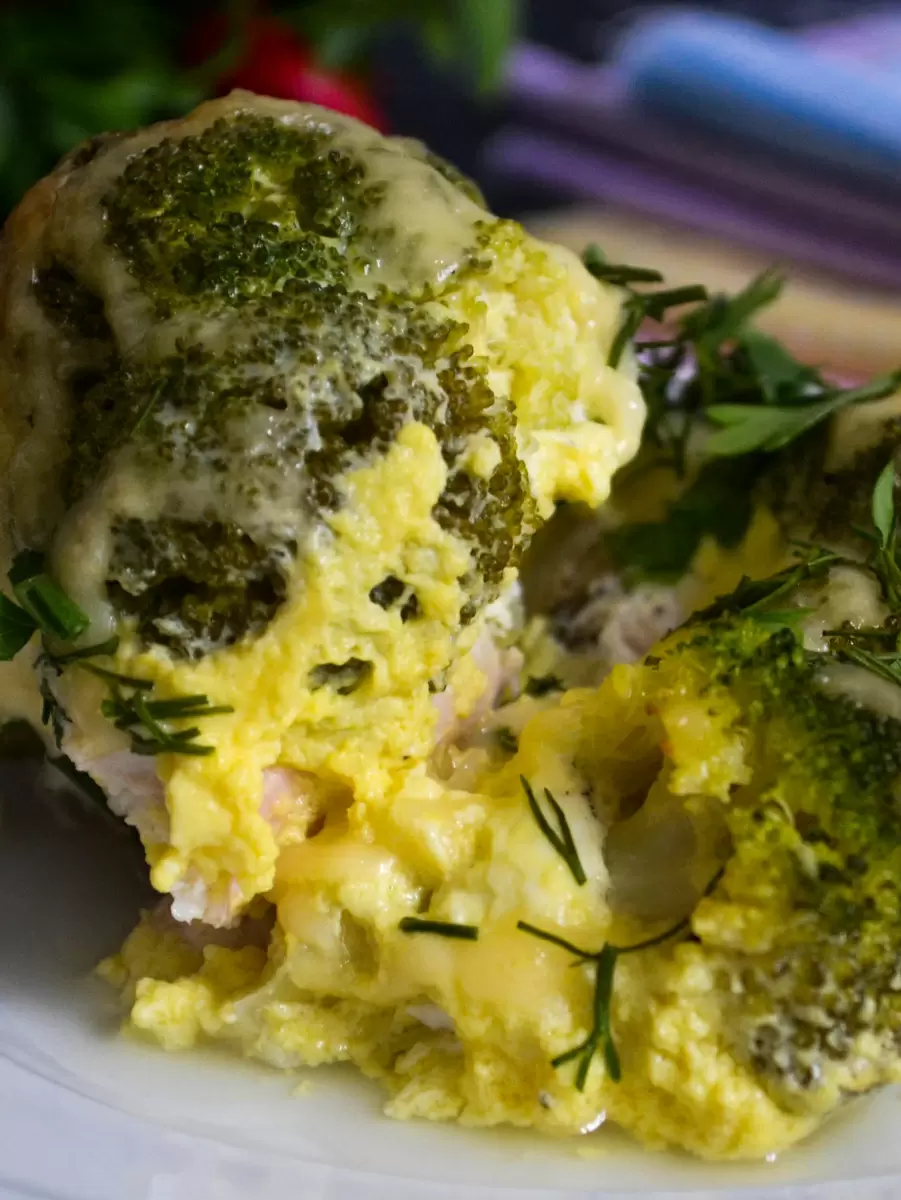 Легкий и вкусный ужин: брокколи с курицей под сырной корочкой