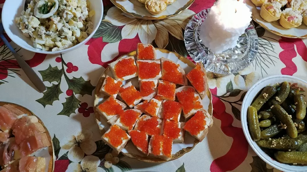 Новогодние застолья без последствий: правила от гастроэнтеролога