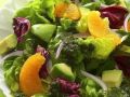 Нежный зеленый салат с авокадо и сочными апельсинами