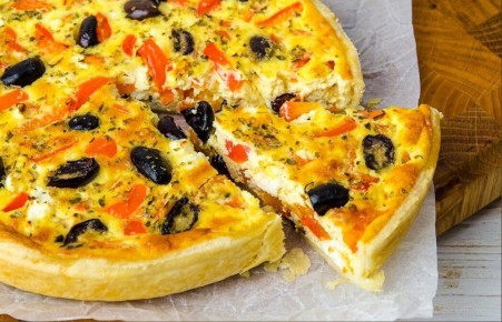 Киш с сыром, овощами и маслинами