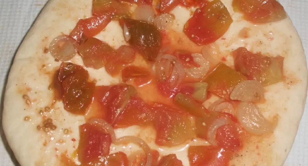 Пицца с маринованными помидорами, колбасой и кабачками