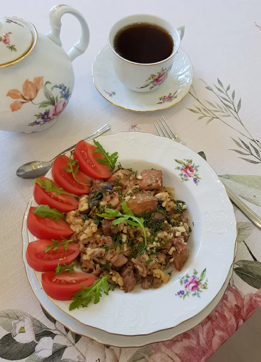 Тушеная свинина с грибами и рисом: сытное угощение для холодных вечеров