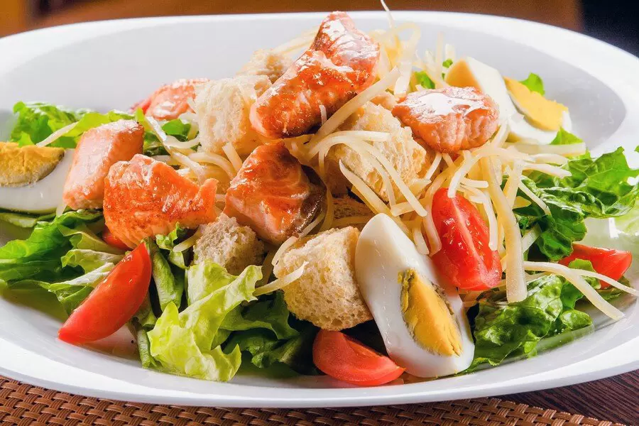 Салат Цезарь с семгой: эксклюзивная рецептура для гурманов