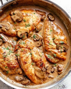 Курица в грибном соусе: быстро и вкусно