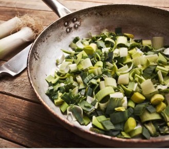 Постные голубцы и лук порей с сельдереем