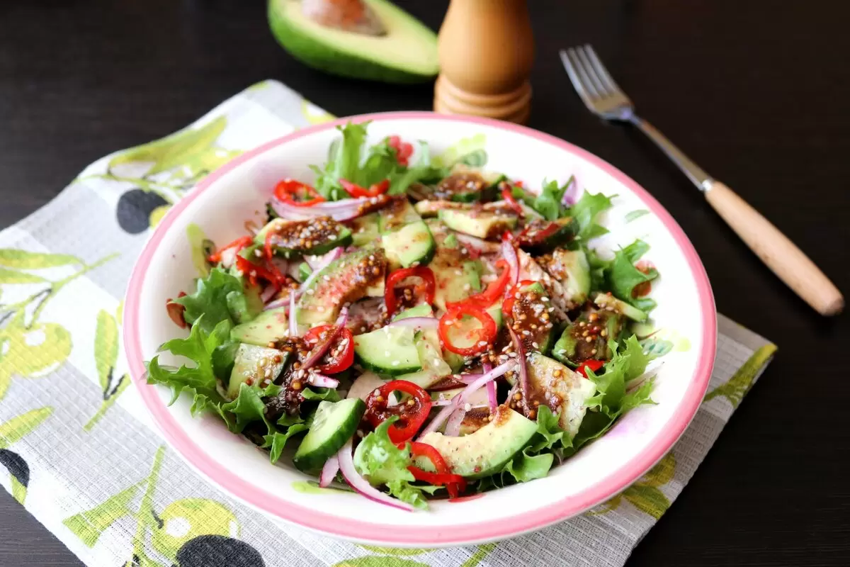 Летний салат с курицей: легкость, вкус и яркие цвета на вашем столе