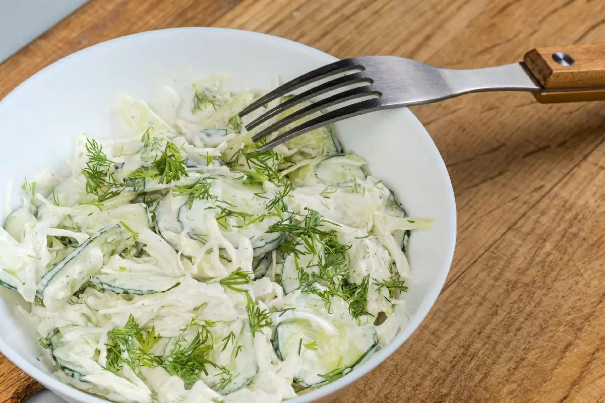 Салат из молодой капусты с огурцом и укропом: яркие нотки весны