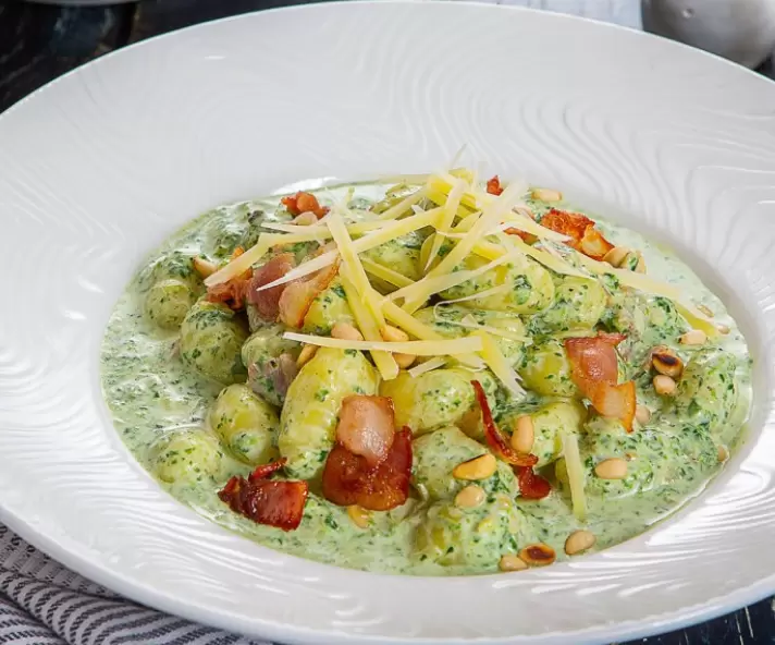 Изысканные ньокки с беконом и шпинатным соусом