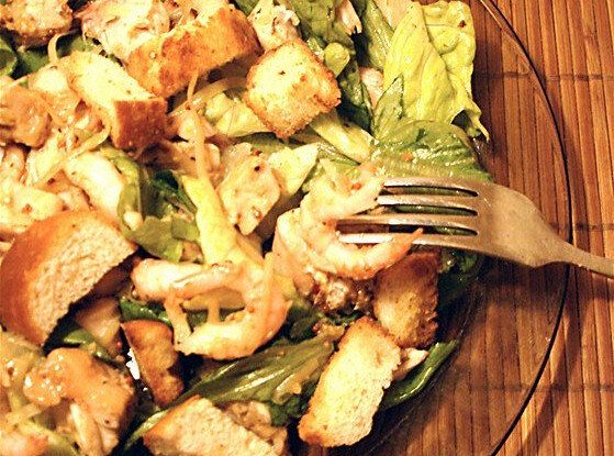 Неповторимый салат «Цезарь» с курицей и креветками