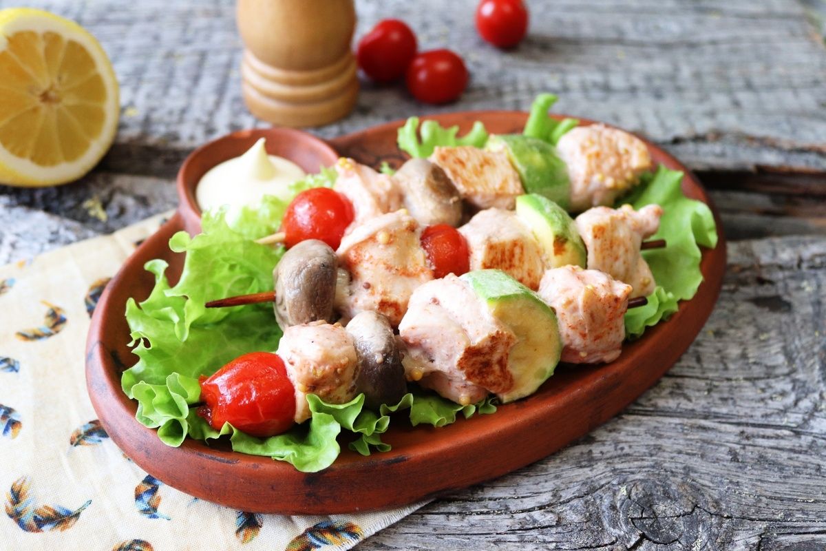 Как подготовить нежные шашлычки из куриного филе с овощами и грибами