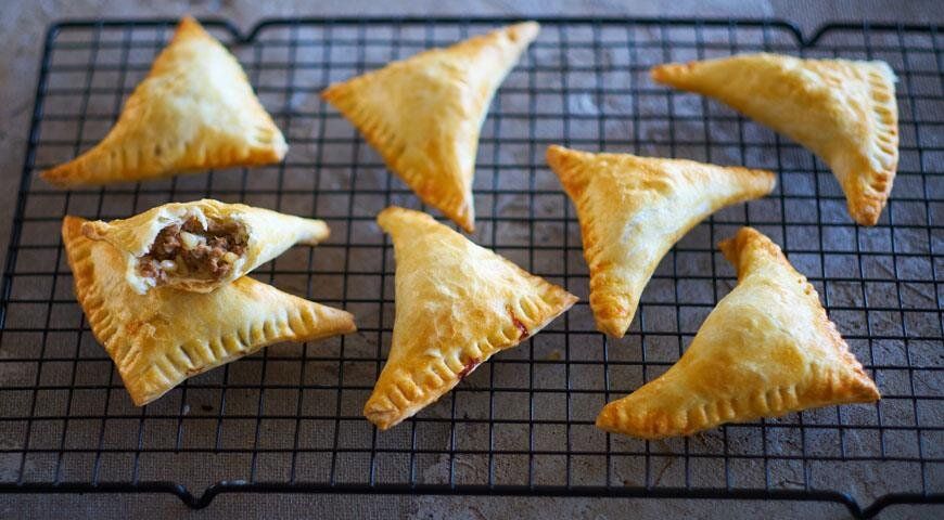 Сочные пирожки с бараниной и мятой: классика восточной кухни